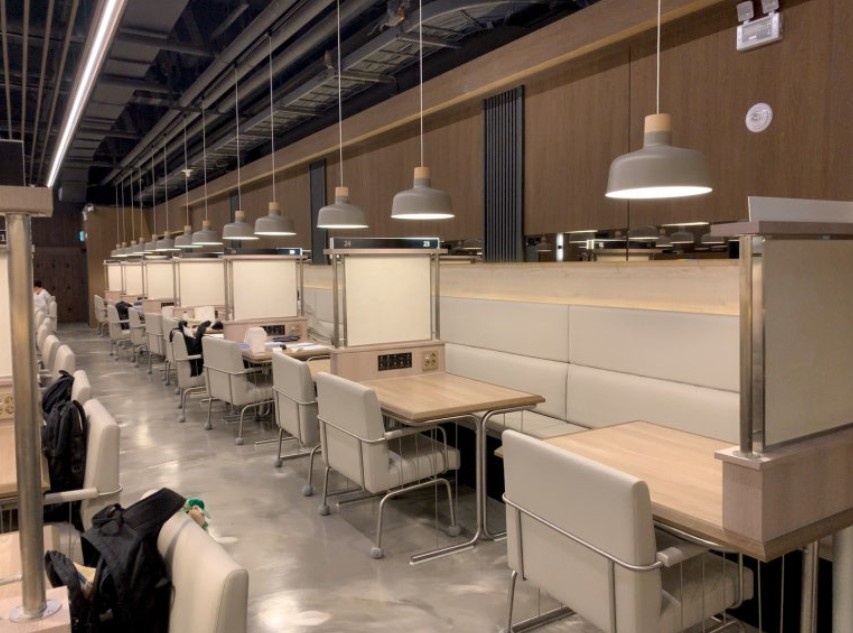 강동구 시설 좋은 60석 스터디카페, 평일 저녁·주말 꾸준, 월매출 약 600만 순수익 약 200만